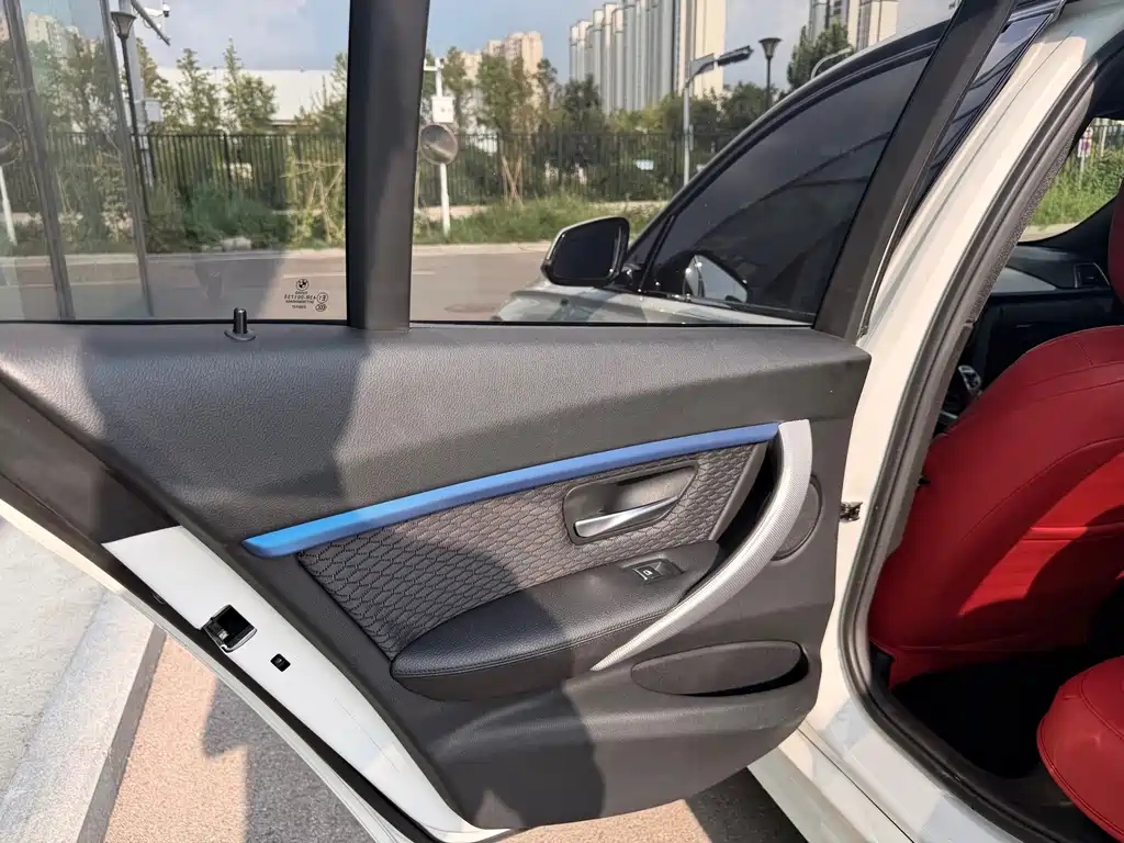 BMW 3 Series 2018 — фото 16