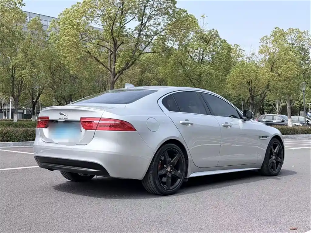 Jaguar XE 2016 — фото 19