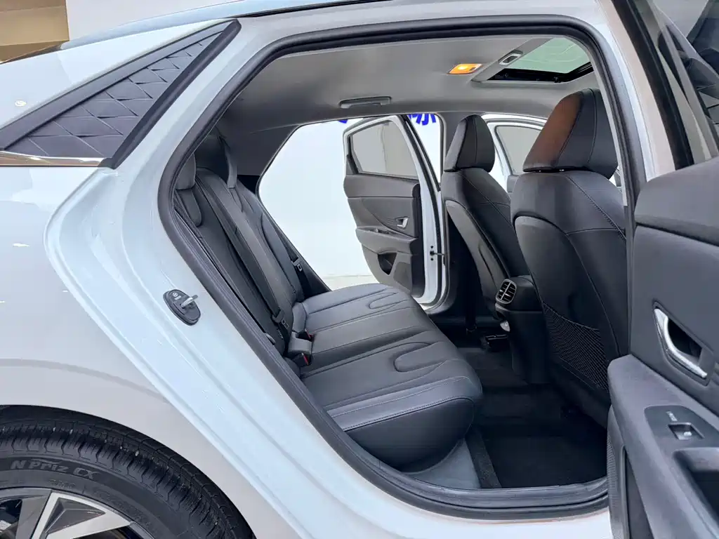 Hyundai Elantra 2023 — фото 18