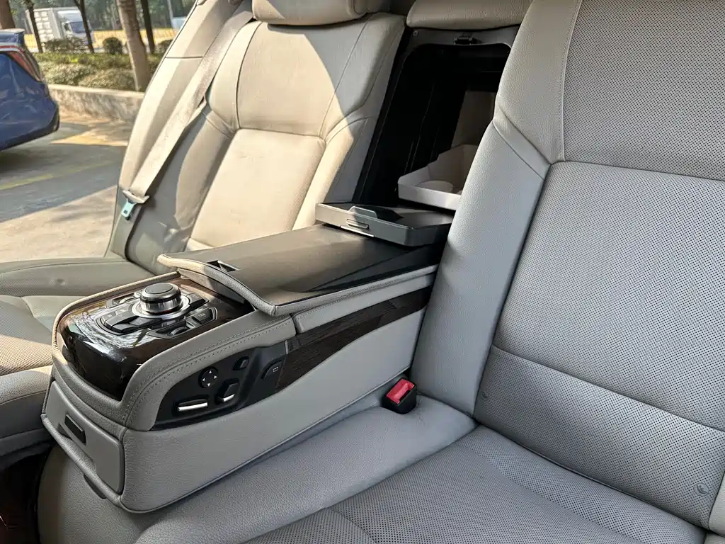 BMW 7 Series 2010 — фото 13