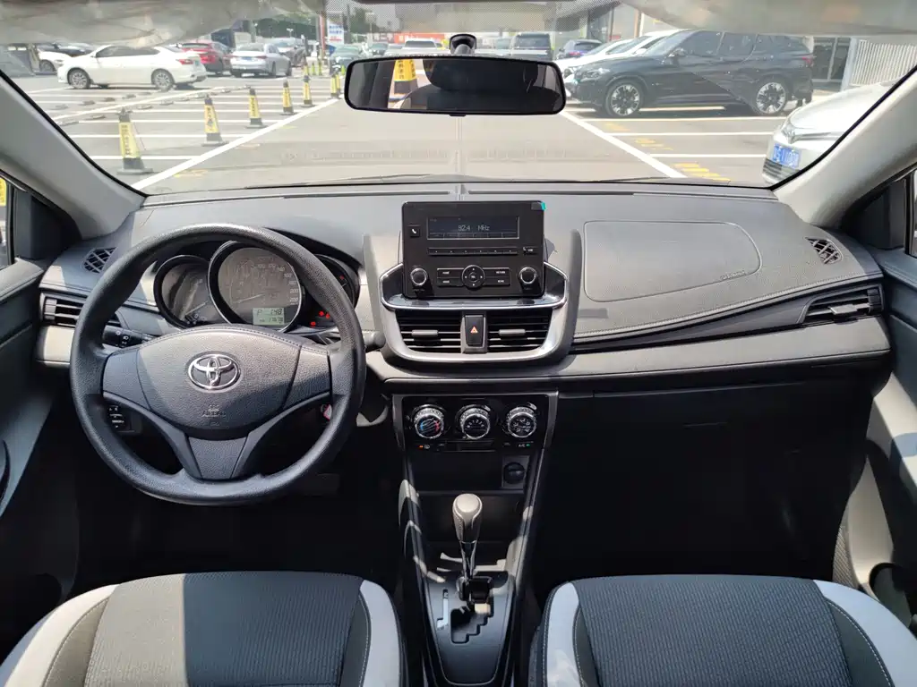 Toyota Yaris L 2021 — фото 9