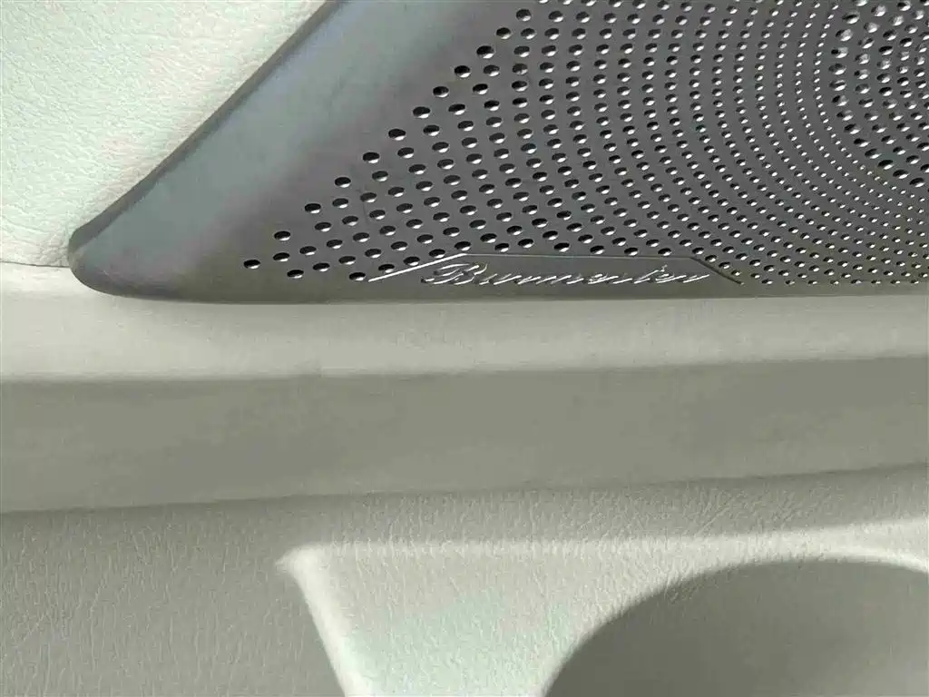 Mercedes-Benz V-Class 2023 — фото 17