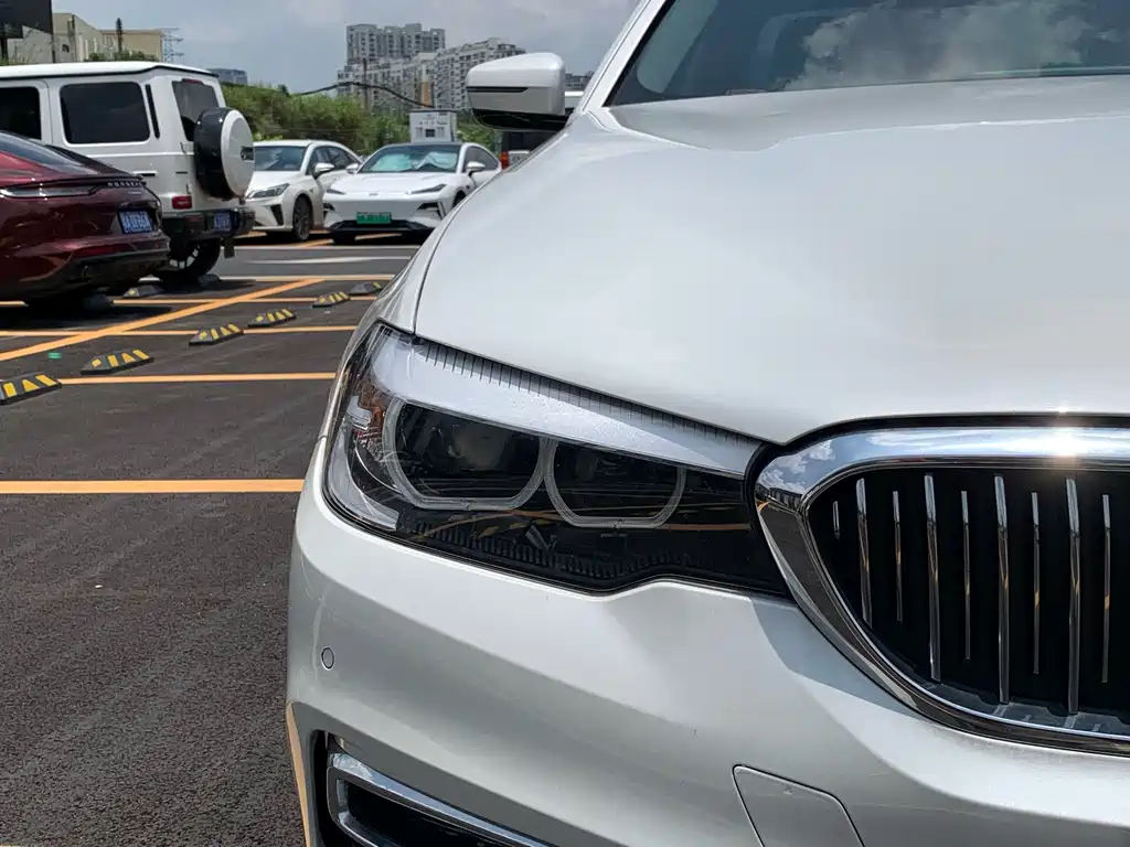 BMW 5 Series 2019 — фото 11