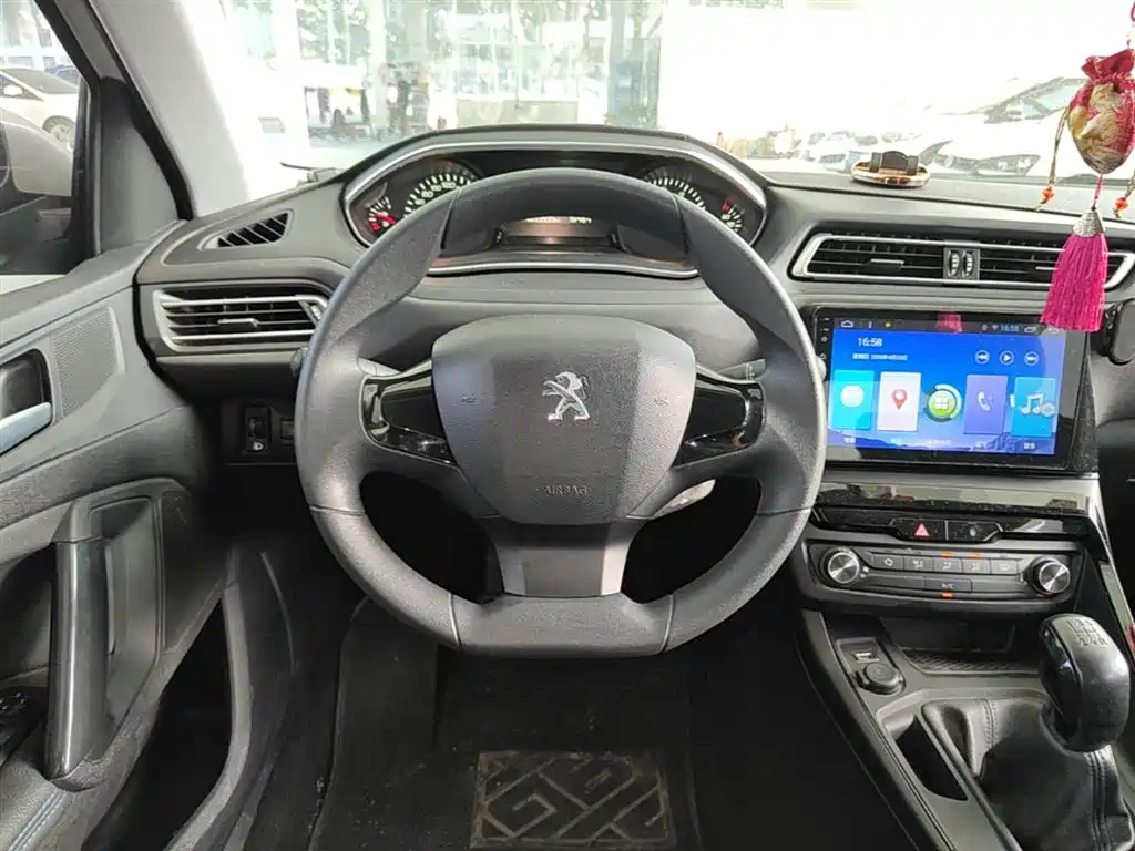 Peugeot 308 2018 — фото 11