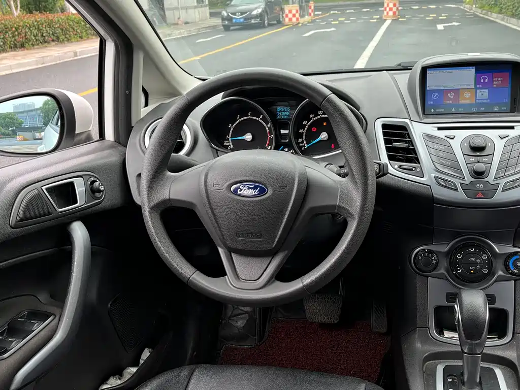Ford Fiesta 2015 — фото 14