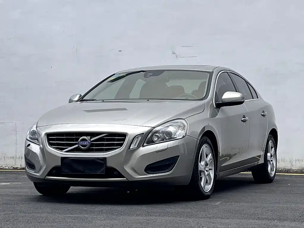 Volvo S60 2013 — фото 1