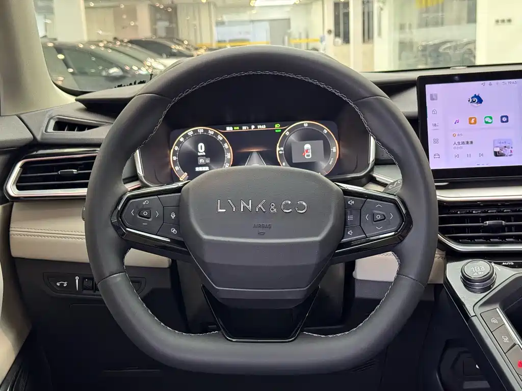 Lynk & Co 06 EM-P 2023 — фото 10