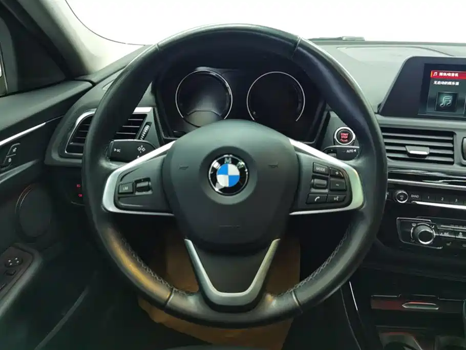 BMW 1 Series 2018 — фото 15