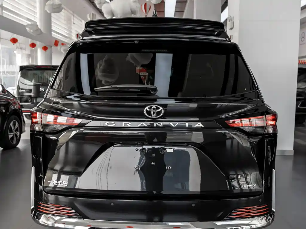 Toyota Granvia — фото 4