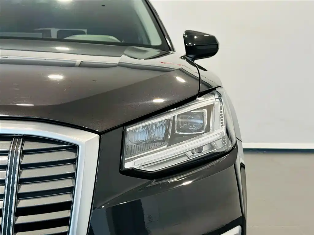 Audi Q2L e-tron 2021 — фото 14