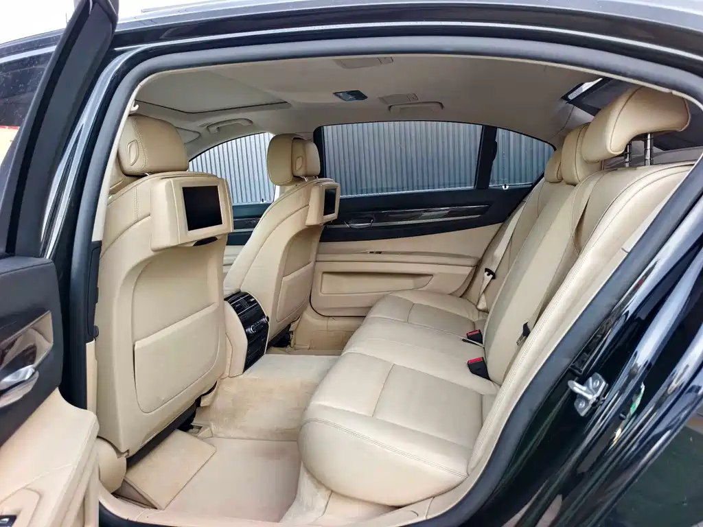 BMW 7 Series 2010 — фото 11