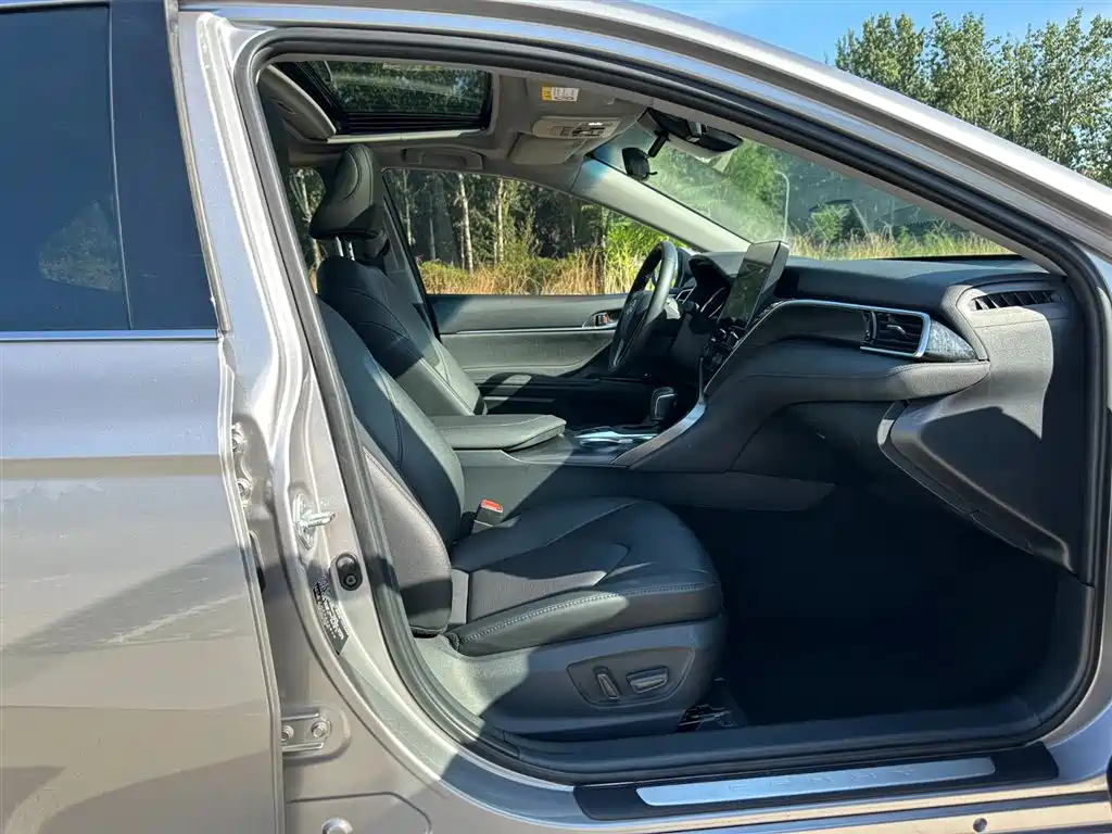 Toyota Camry 2023 — фото 16