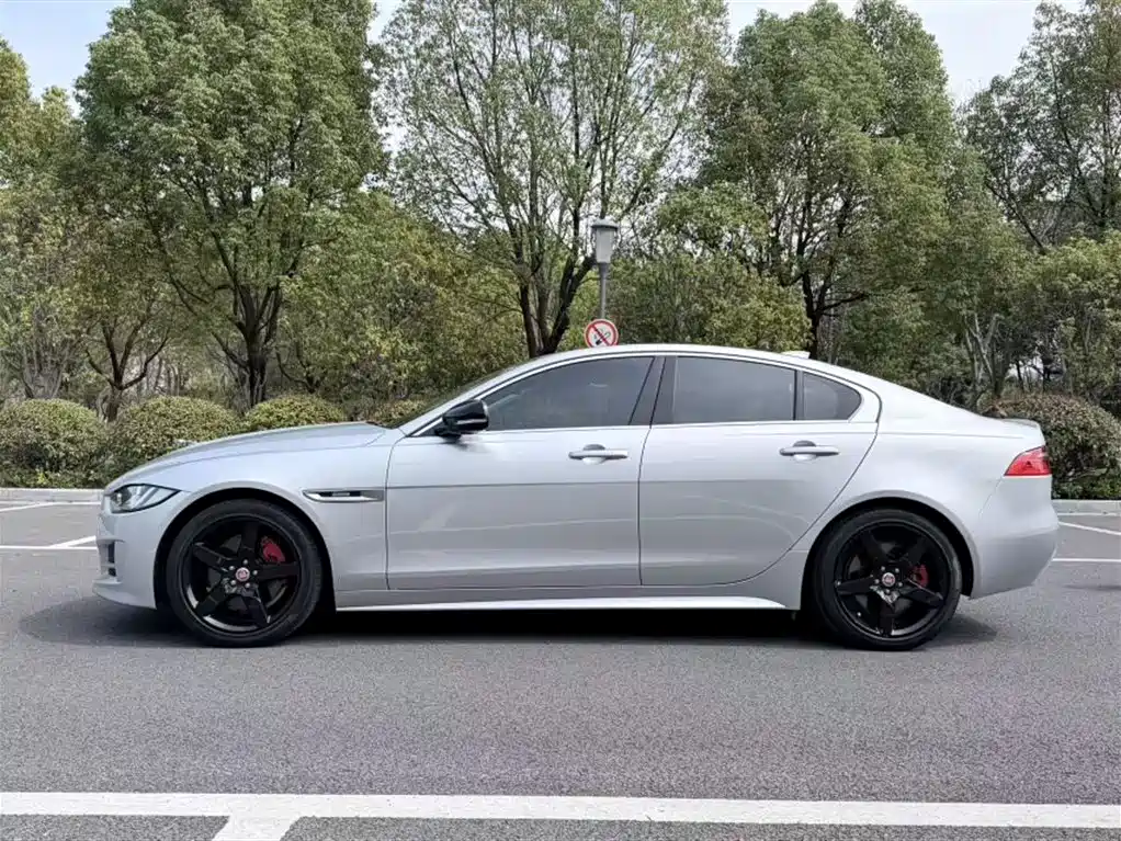 Jaguar XE 2016 — фото 10