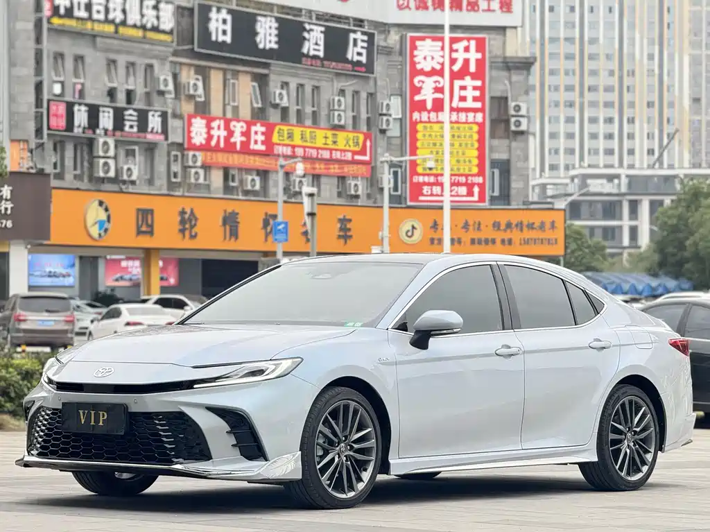 Toyota Camry 2024 — фото 1