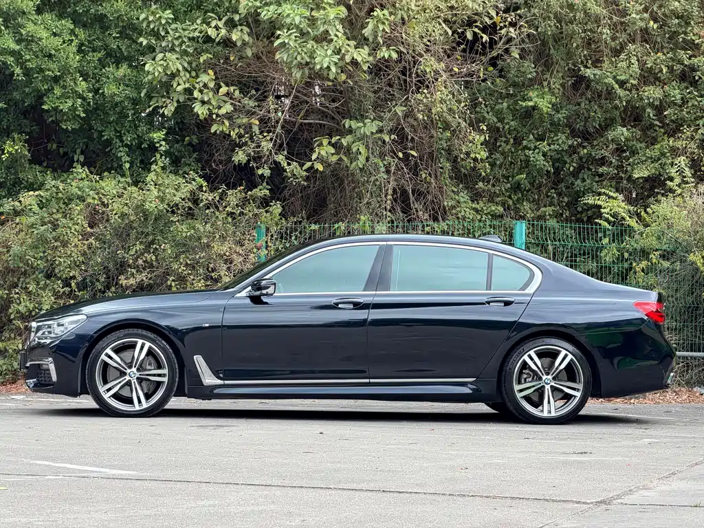BMW 7 Series 2018 — фото 28