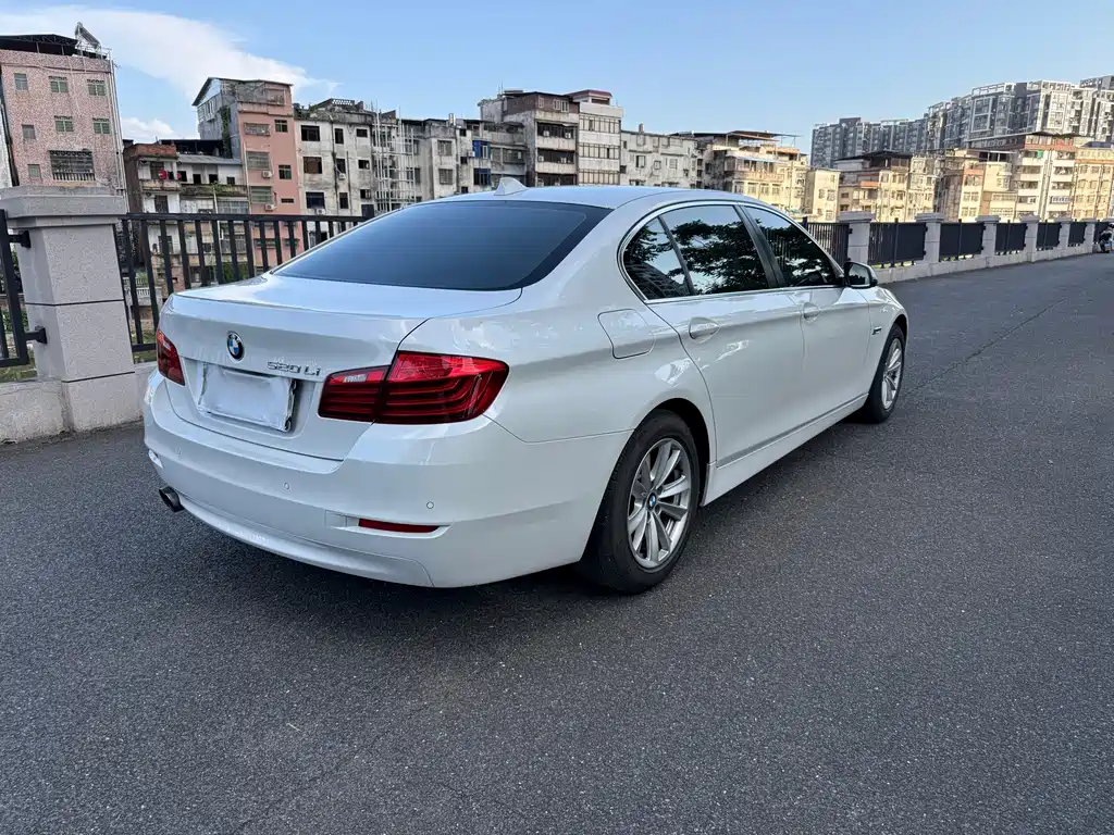 BMW 5 Series 2017 — фото 10
