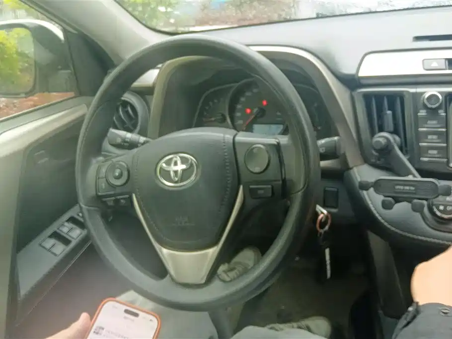 Toyota RAV4 2015 — фото 15