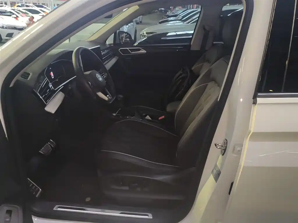 Volkswagen Tiguan L 2023 — фото 15