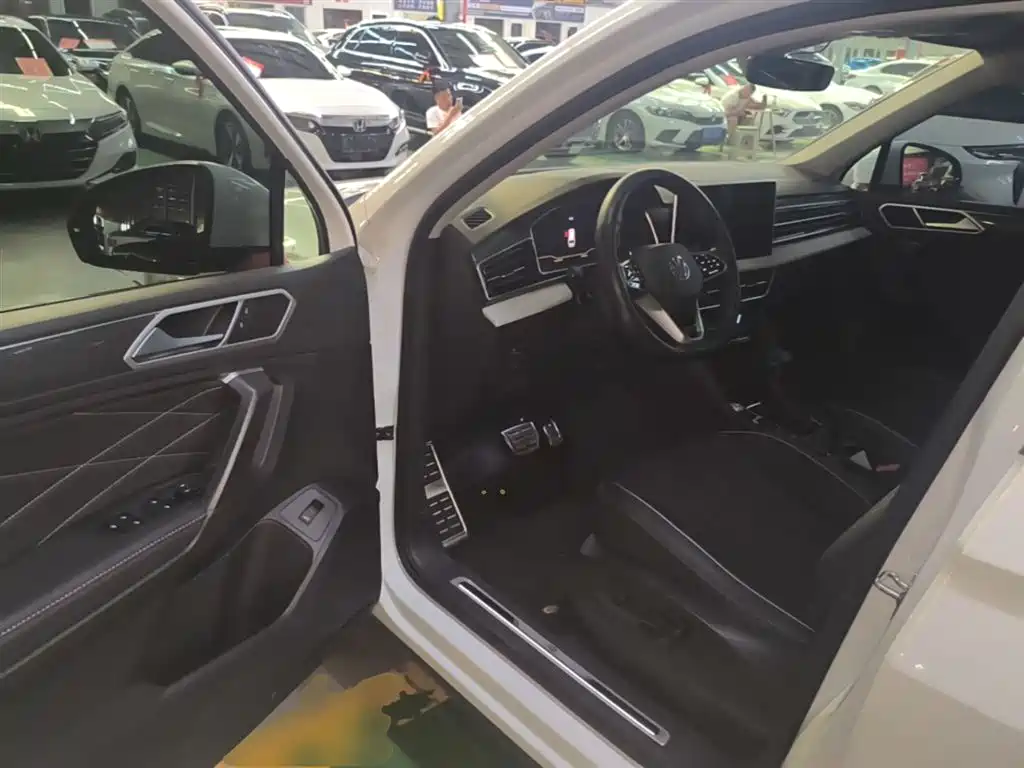 Volkswagen Tiguan L 2023 — фото 16