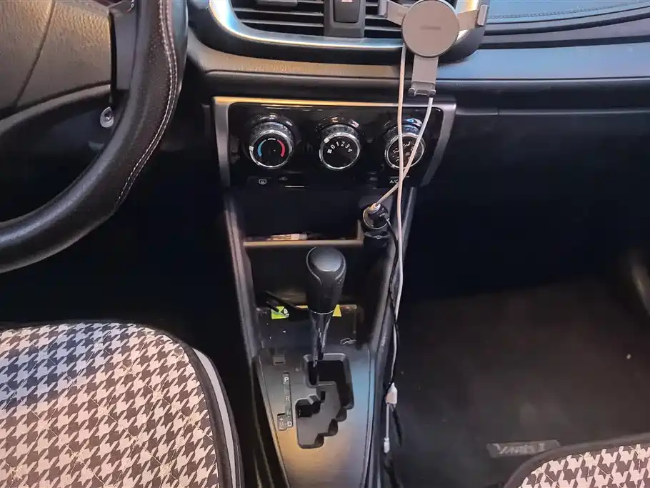 Toyota Yaris L 2021 — фото 16