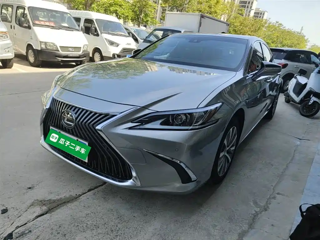 Lexus ES 2020 — фото 1