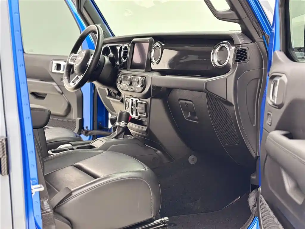 Jeep Wrangler 2023 — фото 17