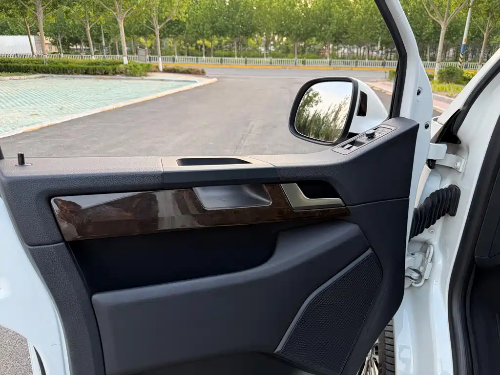 Volkswagen Multivan 2019 — фото 13