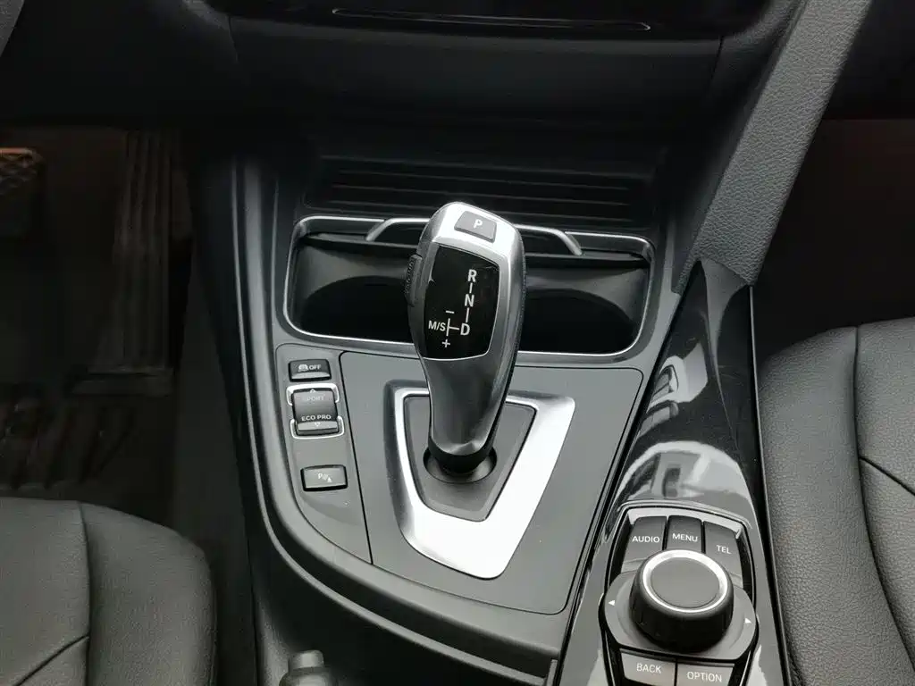BMW 3 Series 2017 — фото 13