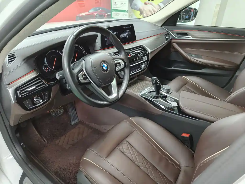 BMW 5 Series 2018 — фото 11