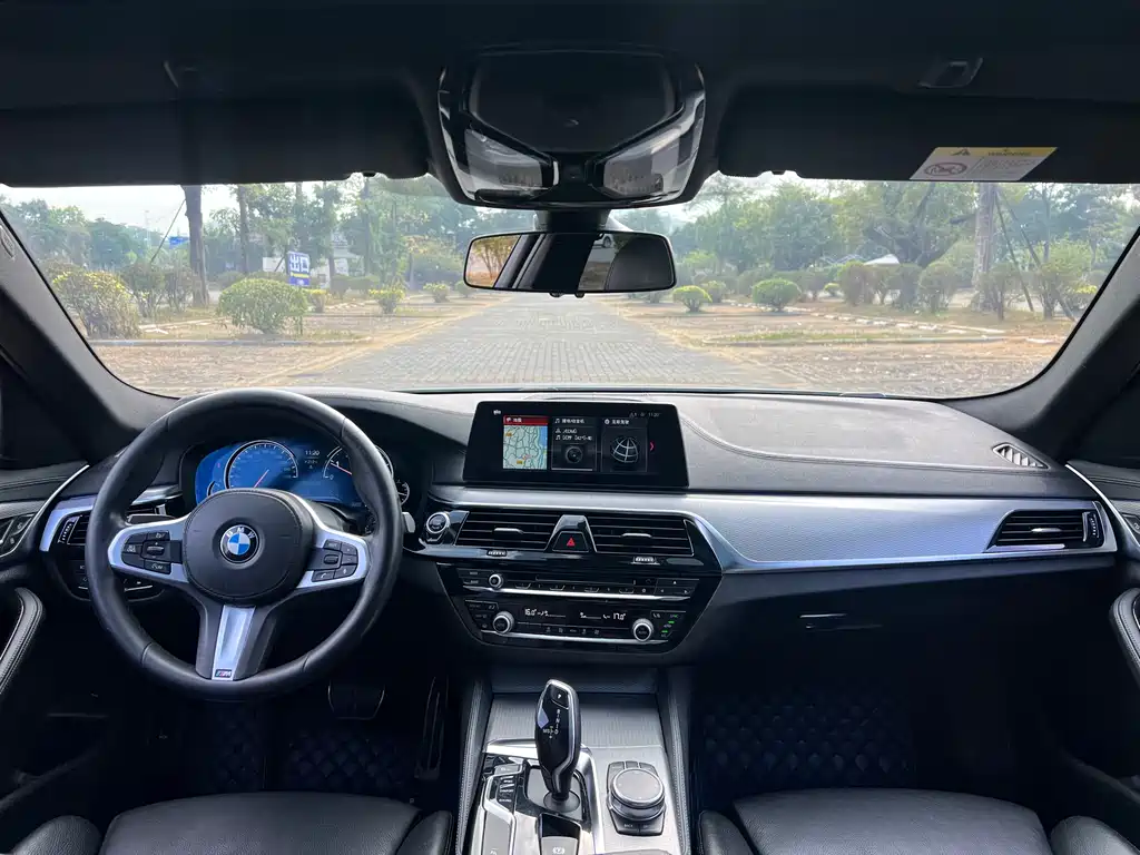 BMW 5 Series 2018 — фото 8