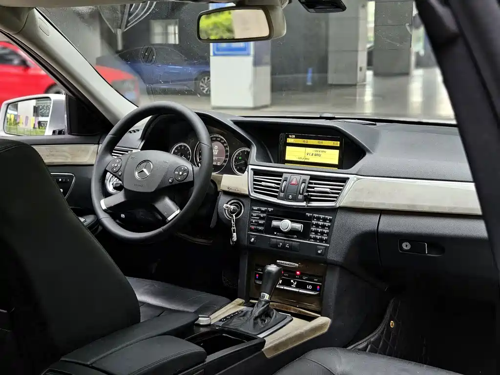 Mercedes-Benz E-Class 2010 — фото 19