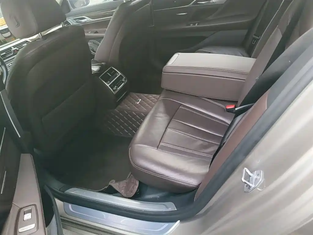 BMW 7 Series 2018 — фото 17