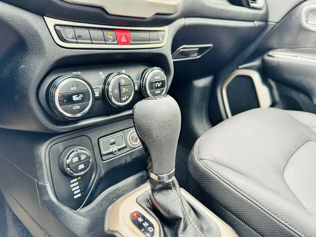Jeep Renegade 2017 — фото 11
