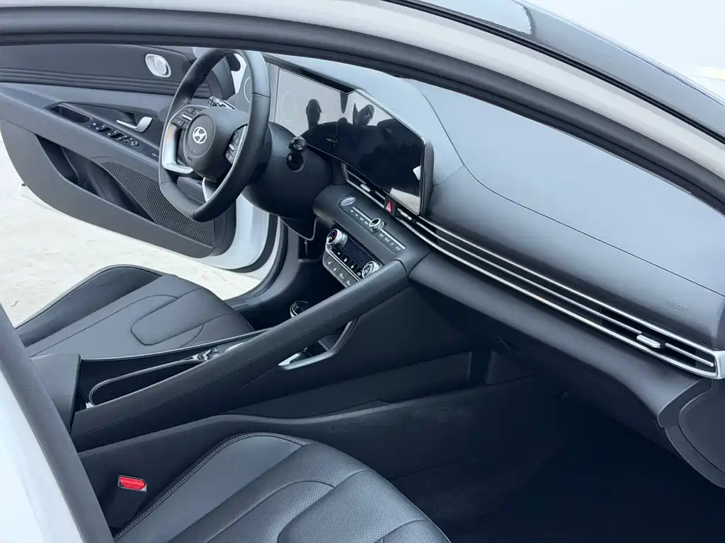 Hyundai Elantra 2023 — фото 16
