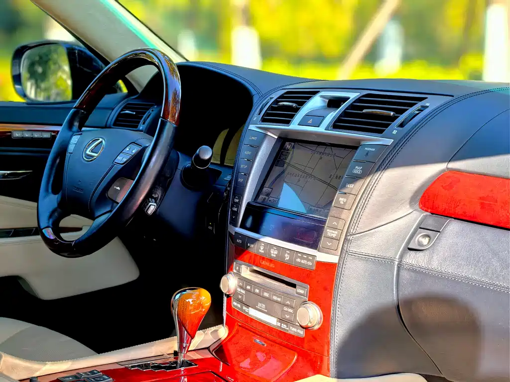 Lexus LS 2011 — фото 12