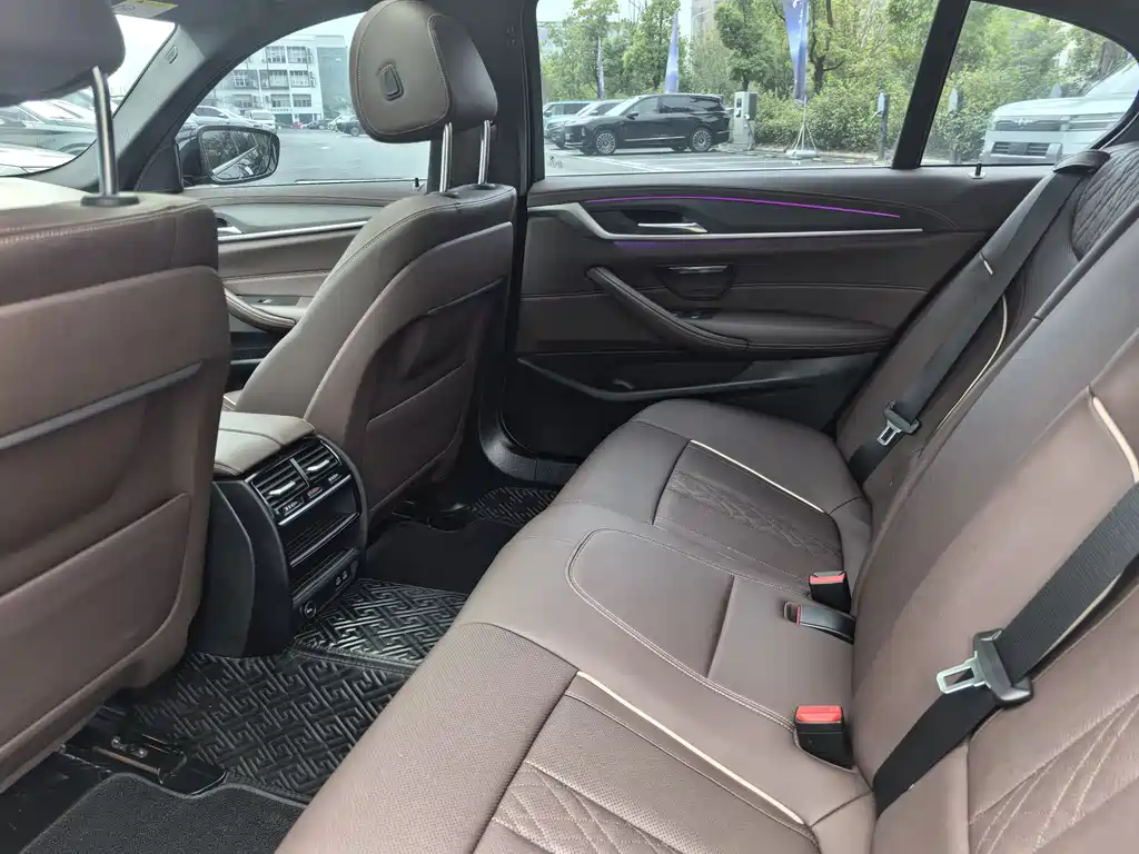 BMW 5 Series 2023 — фото 11