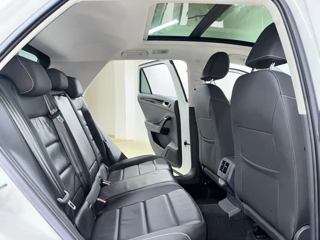 Volkswagen T-Roc 2023 — фото 9
