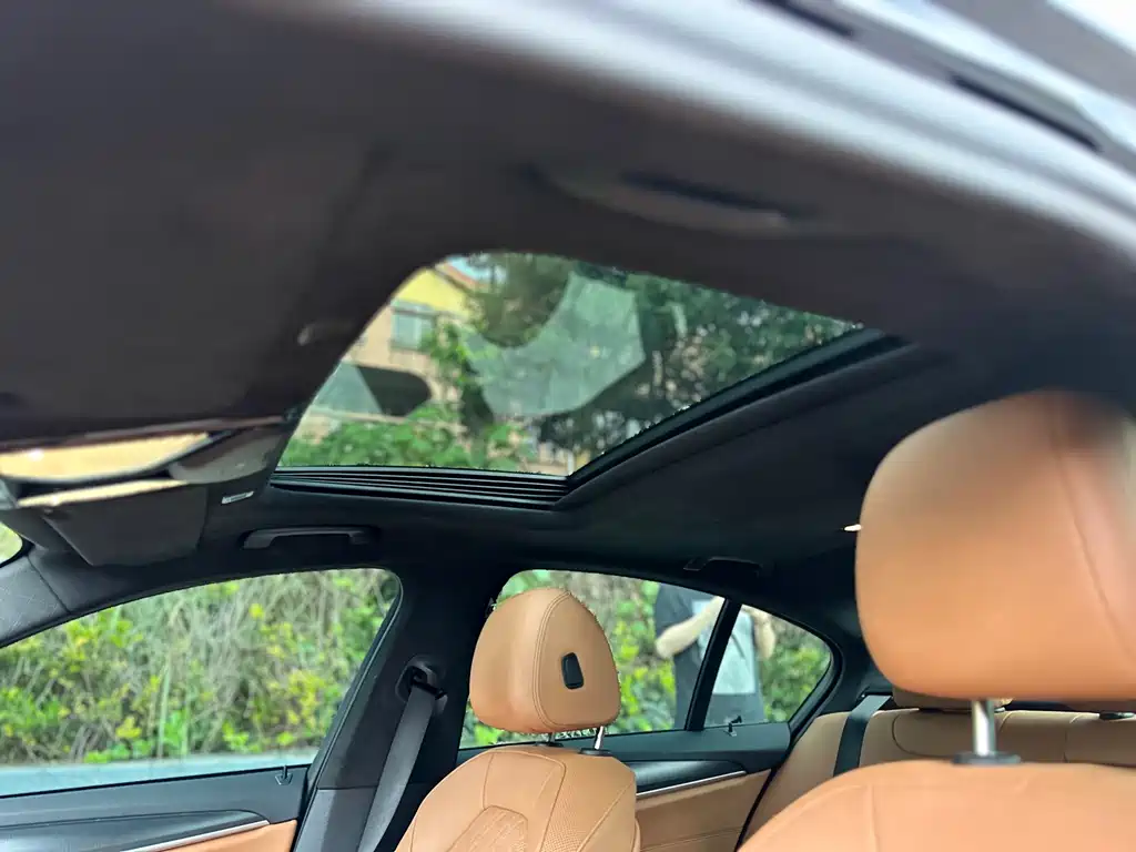 BMW 5 Series 2021 — фото 16