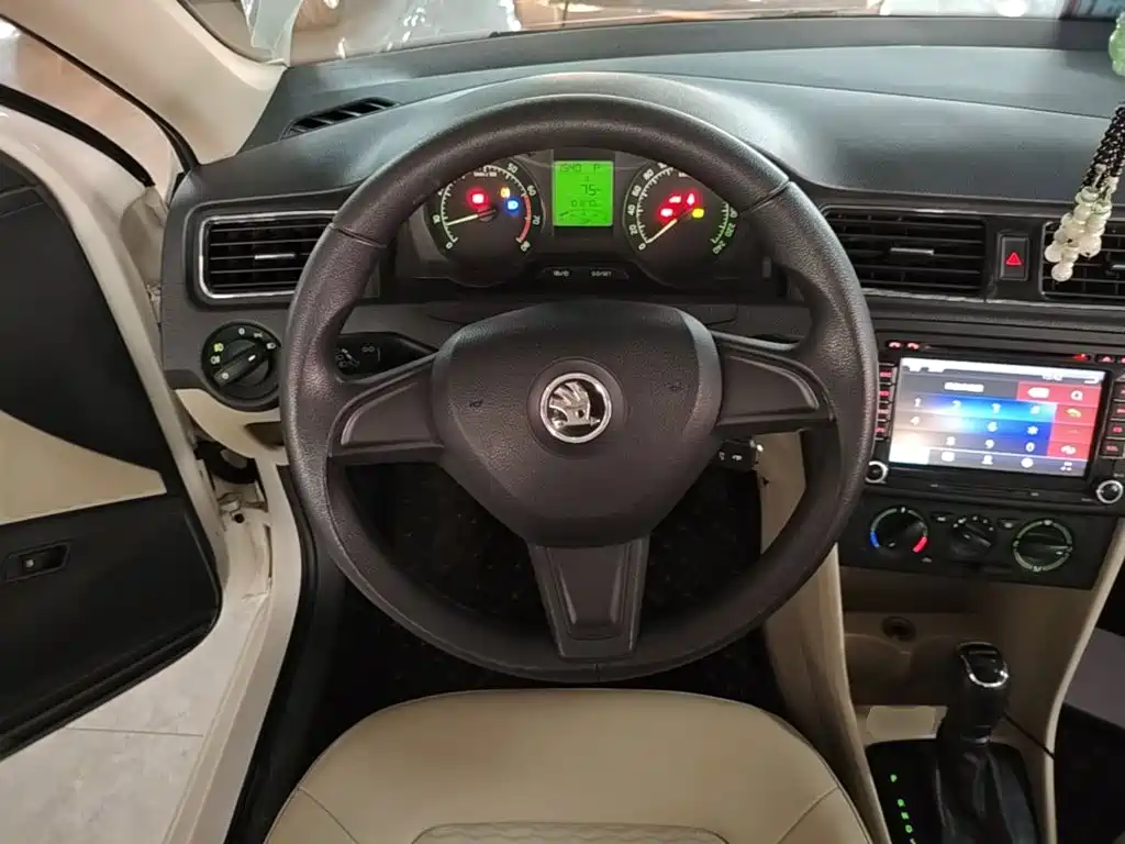 Skoda Rapid 2015 — фото 11