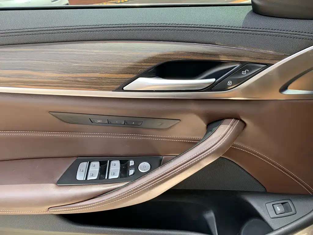 BMW 5 Series 2019 — фото 21