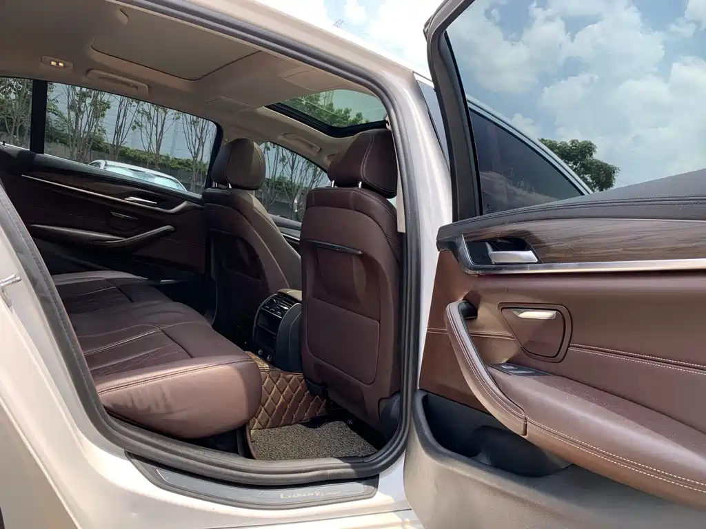 BMW 5 Series 2019 — фото 16