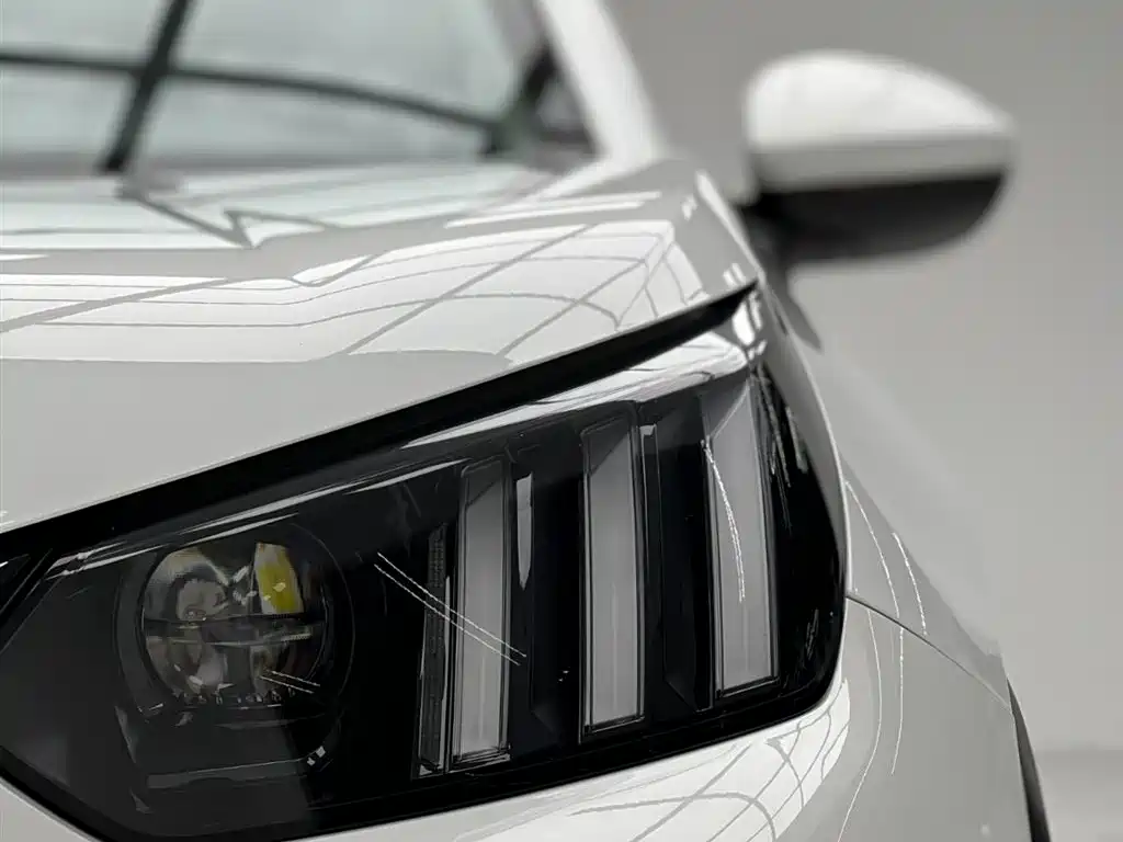 Peugeot 2008 2023 — фото 14