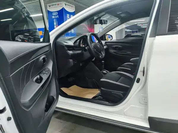 Toyota Yaris L 2022
