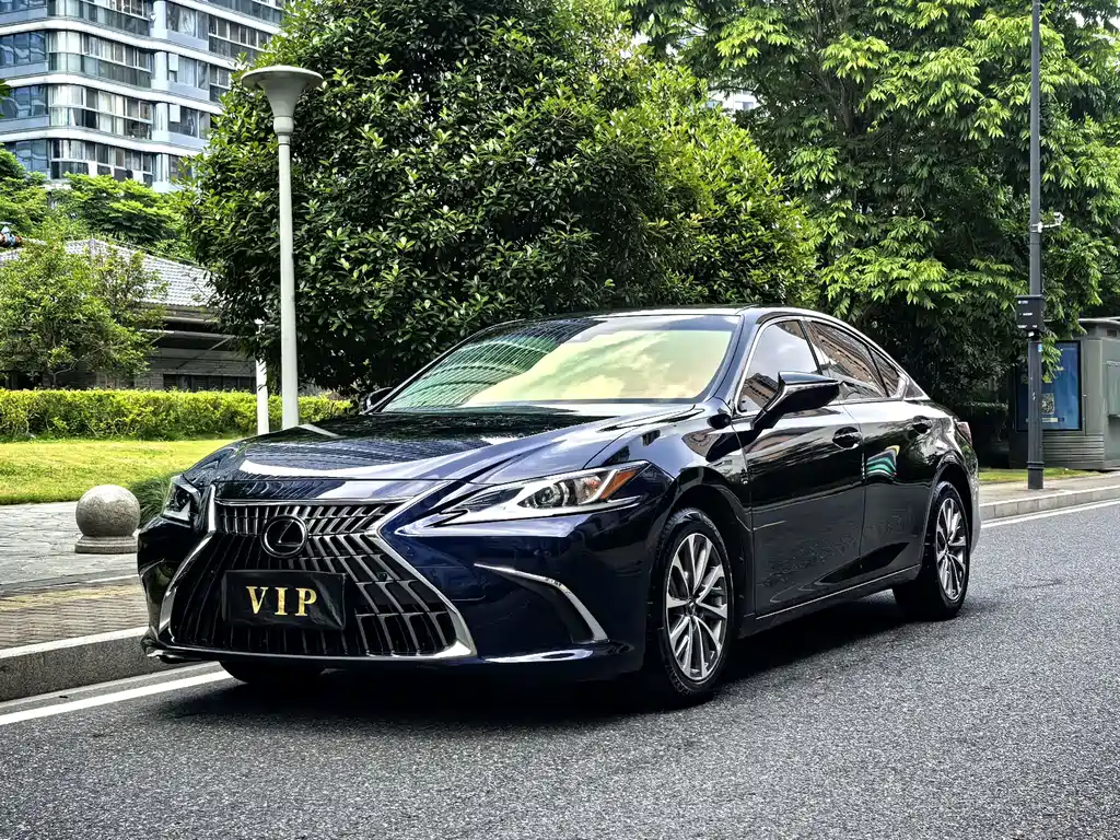 Lexus ES 2023 — фото 1