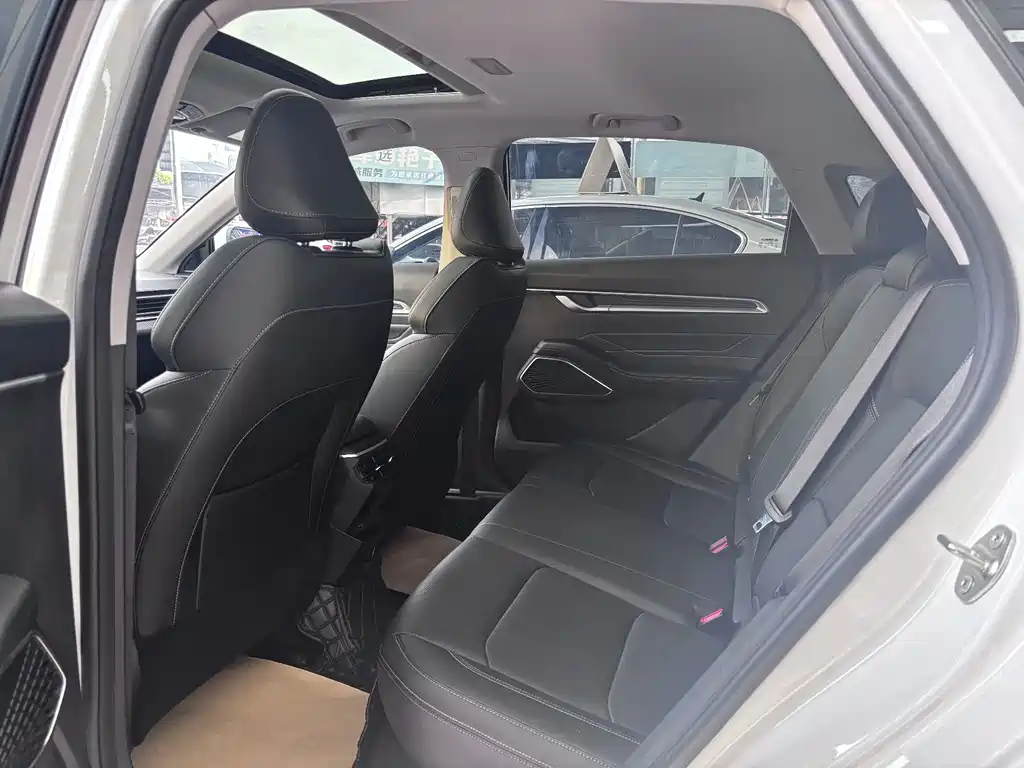 Geely Emgrand 2022