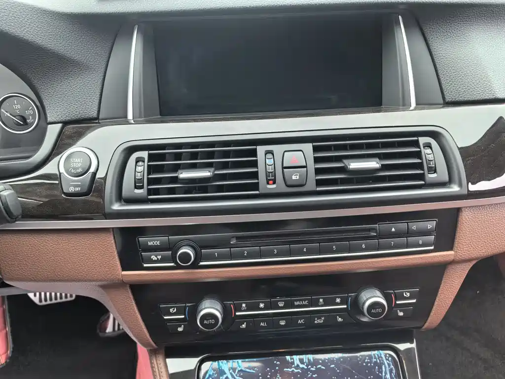 BMW 5 Series 2015 — фото 17