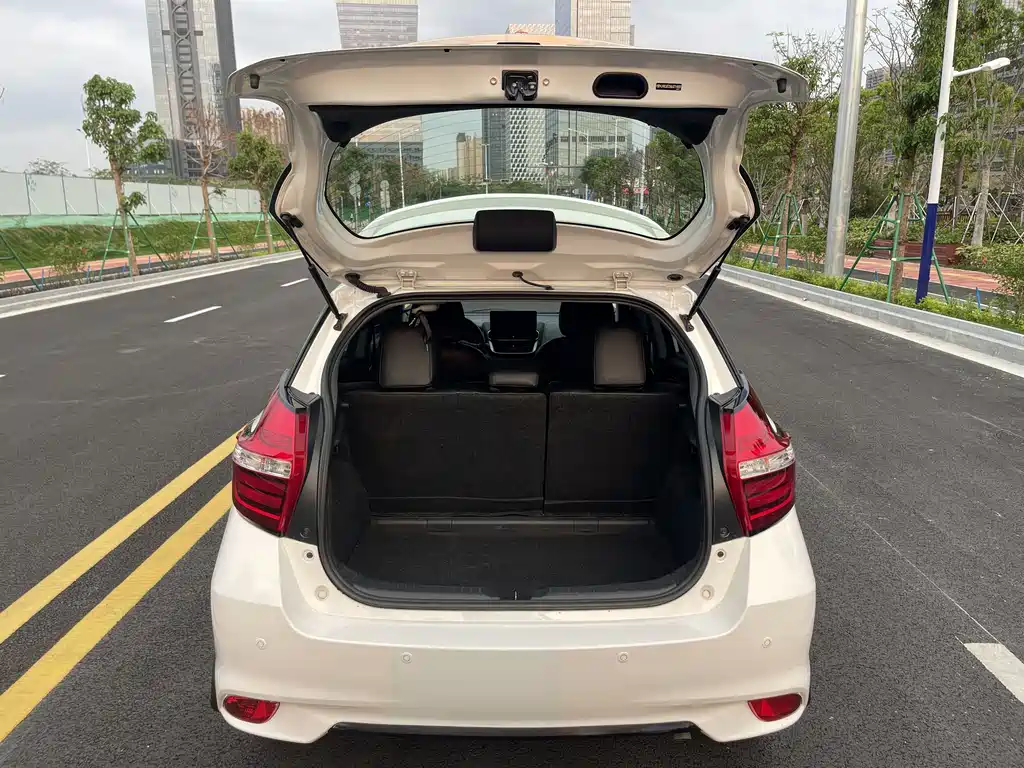 Toyota Yaris L 2020 — фото 18