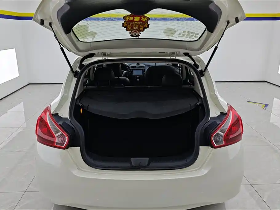 Nissan Tiida 2015 — фото 4