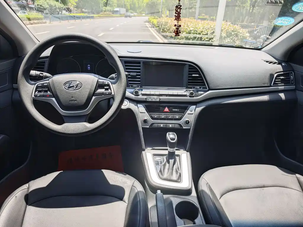 Hyundai Elantra 2016 — фото 9
