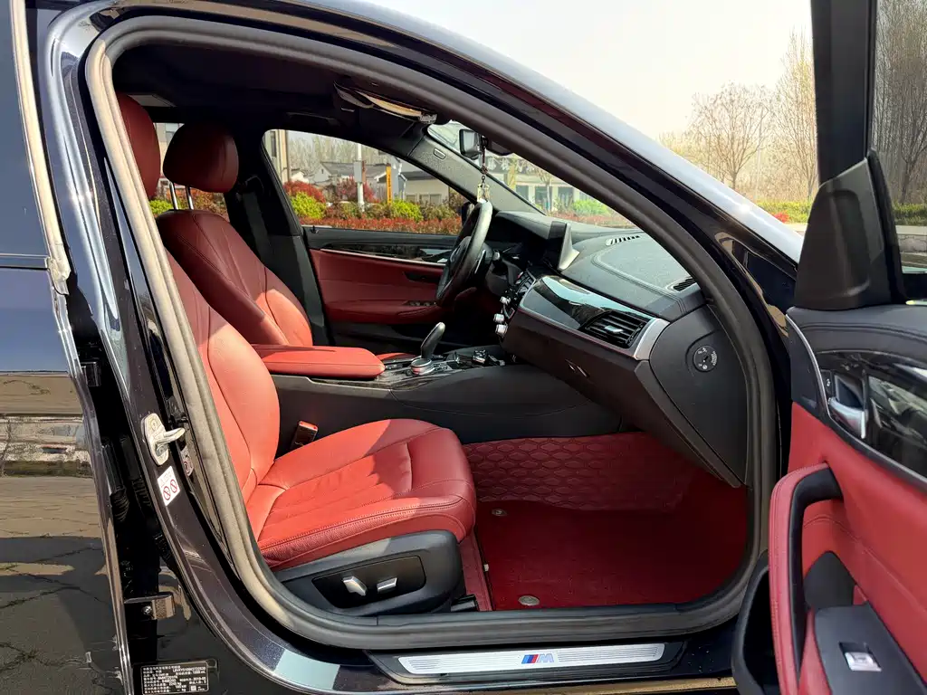 BMW 5 Series 2019 — фото 11
